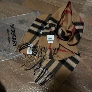 NWT Burberry Classic 100% Cashmere Scarf - Made in Scotland